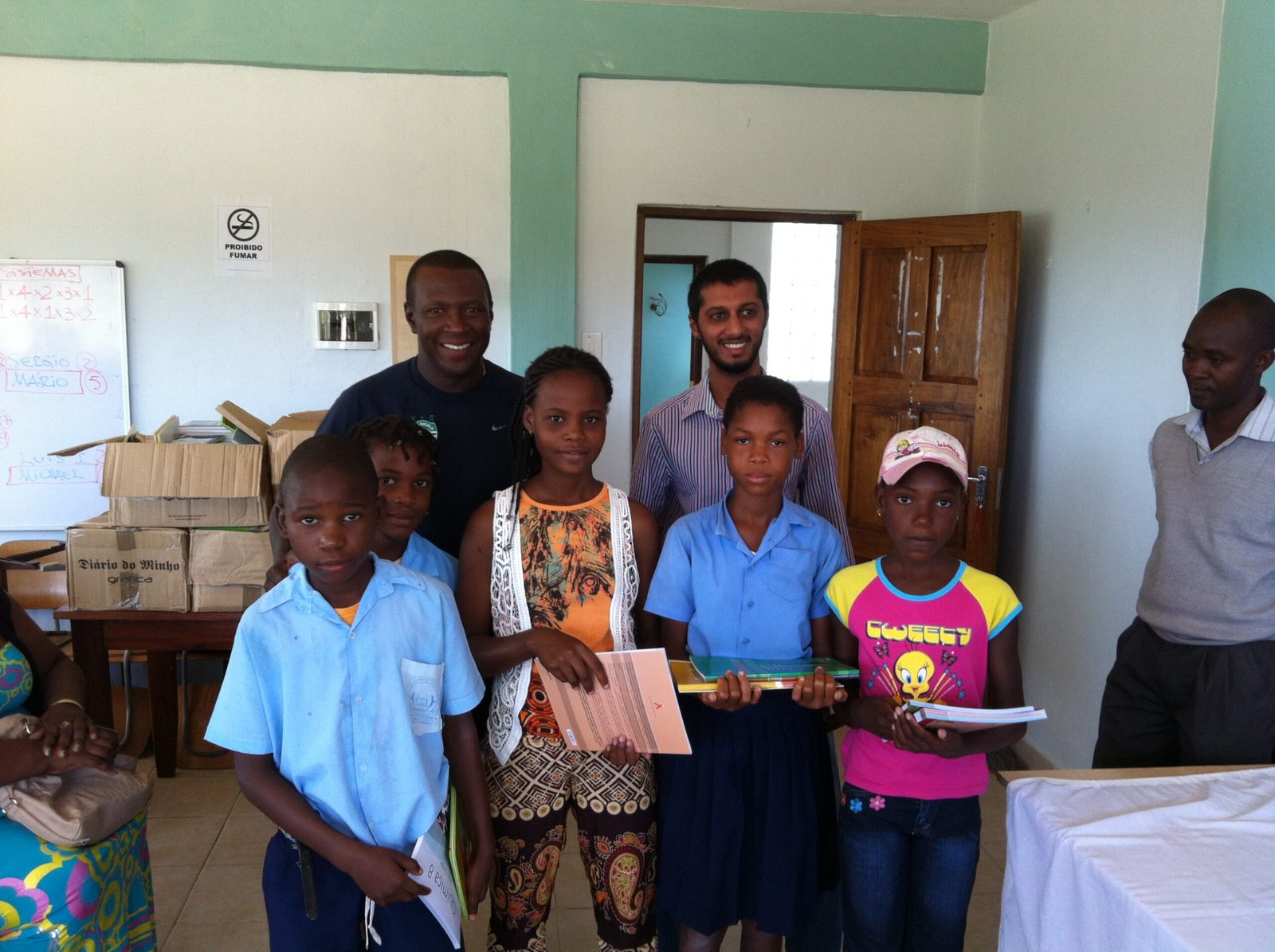 Oferta de livros ao Vilankulos FC com o apadrinhamento da grande lenda do Futebol Moçambicano Chiquinho Conde
