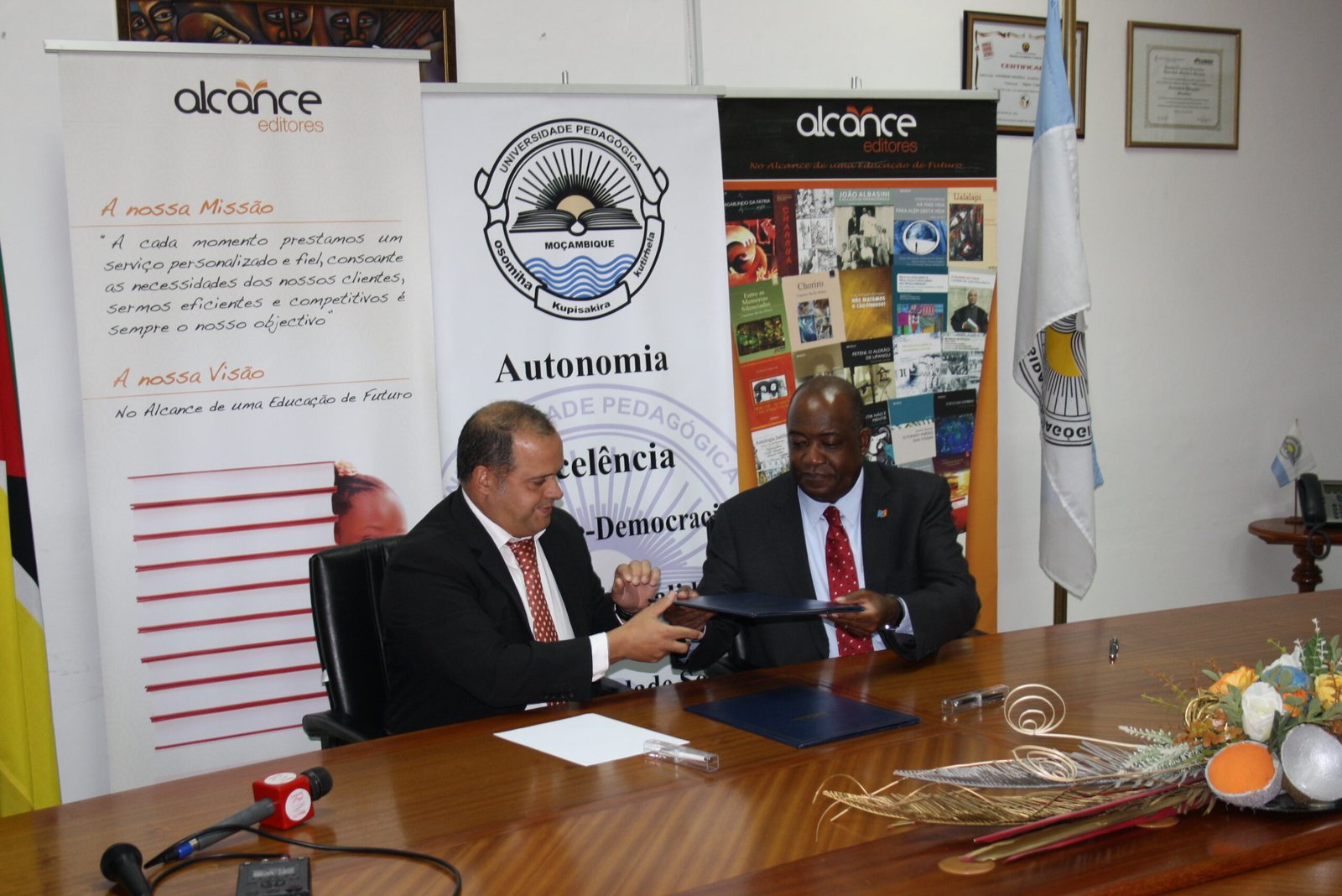 Memorando de Entendimento entre a Universidade Pedagógica e Alcance Editores